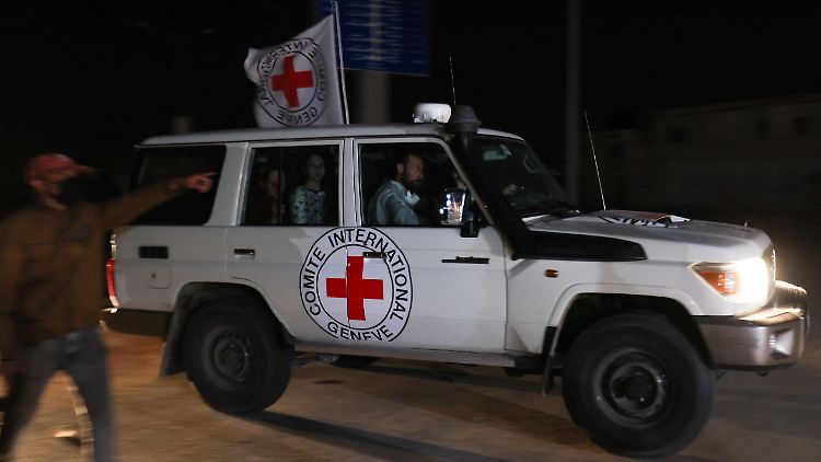Die Freigelassenen werden vom Roten Kreuz über den Grenzübergang Rafah gebracht.