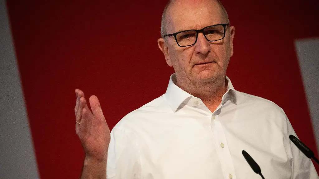 Dietmar-Woidke-SPD-Ministerpraesident-von-Brandenburg-spricht-waehrend-eines-Landesparteitags-der-SPD-Brandenburg