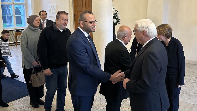 Ahmed Abunada (z.v.r.) und viele weitere Palästinenser wurden von Frank-Walter Steinmeier nach ihrer Ankunft aus Palästina empfangen.