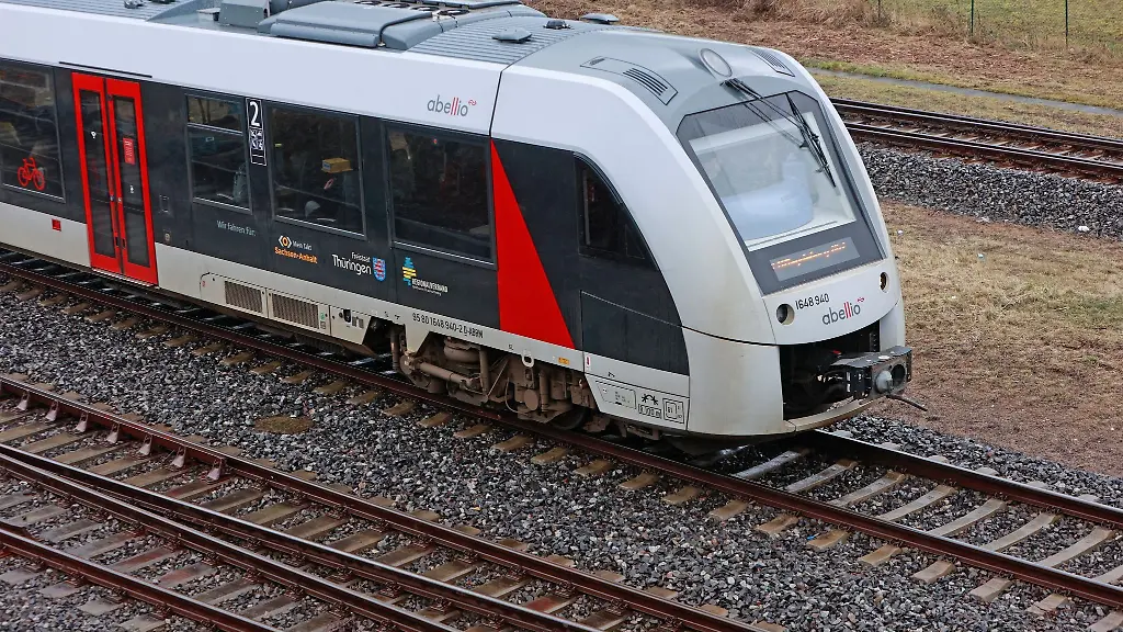 Ein-Regionalexpress-des-Bahnunternehmens-Abellio-verlaesst-den-Bahnhof-Halberstadt