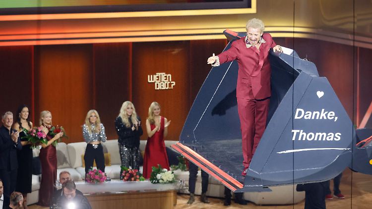 Gottschalk wird am Ende der ZDF-Show "Wetten, dass..?" in einer Baggerschaufel über die Bühne gefahren.
