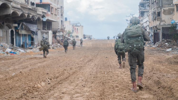 Armeeangaben zufolge bleiben die israelischen Soldaten während der Feuerpause in Gaza.