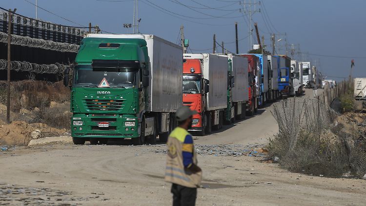 In Friedenszeiten seien 10.000 Lkw im Monat nach Gaza gefahren - seit Kriegsbeginn seien es nur noch 1800 gewesen, sagt Martin Frick.