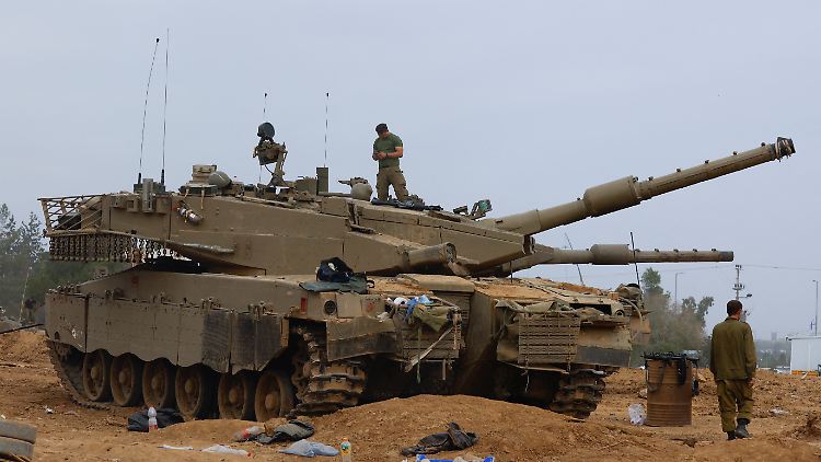 Israelische Panzer stehen während der vereinbarten Waffenruhe nahe der Grenze zum Gazastreifen. 