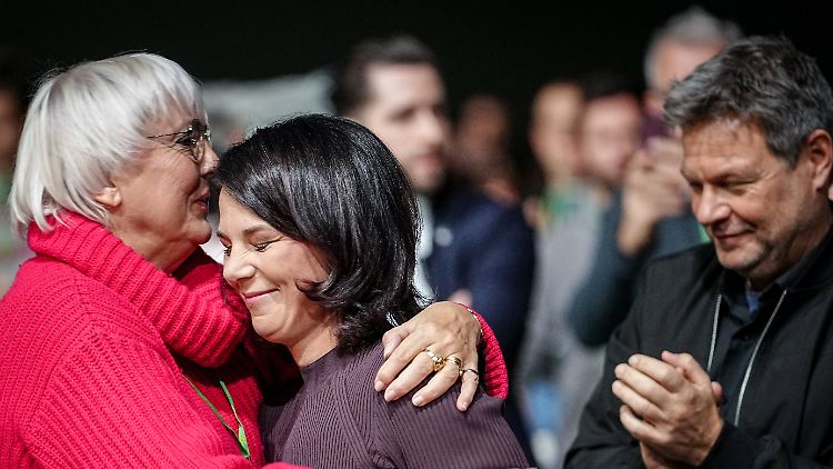Kulturstaatsministerin Roth gratuliert Außenministerin Baerbock zu ihrer Rede, Wirtschaftsminister Habeck applaudiert.