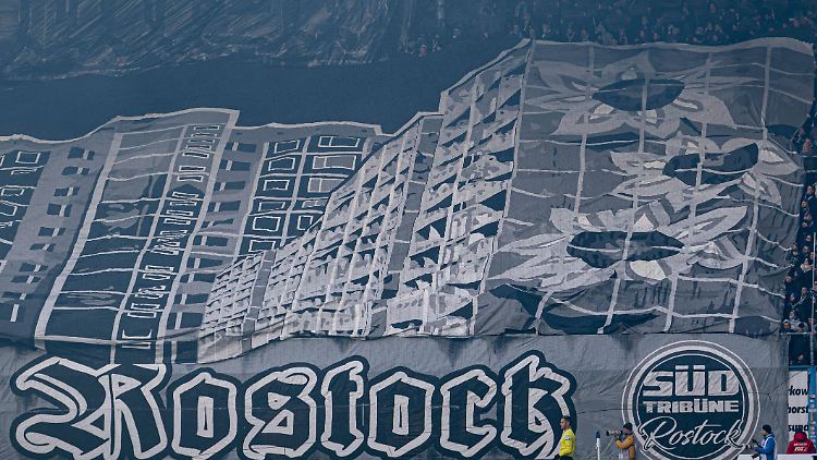 Auf dem riesigen Banner waren mehrere Hochhäuser, darunter das sogenannte Sonnenblumenhaus, zu sehen.