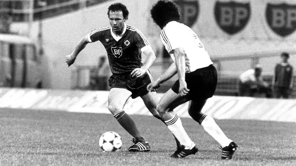 Muenchens-Paul-Breitner-r-und-Hamburgs-Franz-Beckenbauer-im-Zweikampf