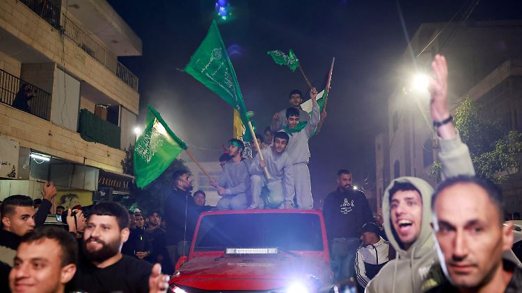Propagandasieg: Jubel mit Hamas-Flaggen im eigentlich vom Rivalen Fatah dominierten Ramallah.