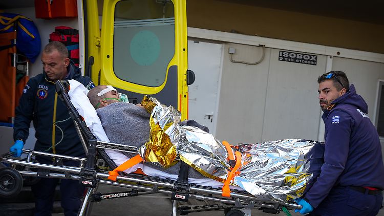 Rettungskräfte bringen den bislang einzig geborgenen Seemann der "Raptor" in ein Krankenhaus auf Lesbos.
