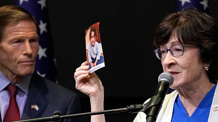 Eine US-Senatorin zeigt im Oktober ein Bild von Abigail Mor Edan auf einer Pressekonferenz.