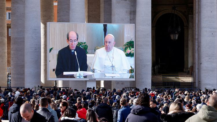 Ungewöhnlicher Anblick für die Gläubigen auf dem Petersplatz: Papst Franziskus spendet den Segen per Video und nicht vom Fenster des Palastes aus. 