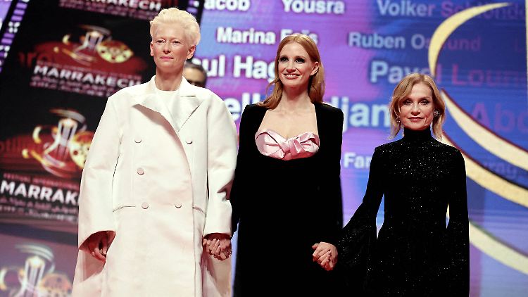 Geballter Star-Auftritt in Marokko: Tilda Swinton, Jessica Chastain und Isabelle Huppert in Schwarz-Weiß-Rosé. 