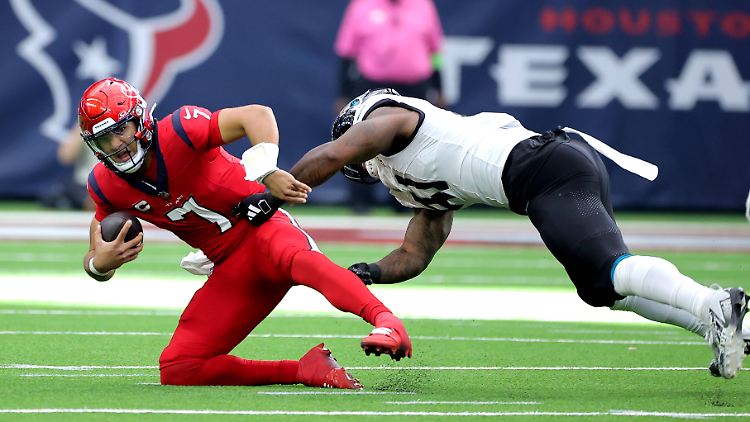 Texans-Quarterback Stroud (links) wird zu Fall gebracht.