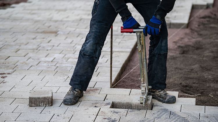 Job im Freien: Wird es draußen klirrend kalt, sollten Beschäftigte regelmäßig Pausen zum Aufwärmen einlegen können.