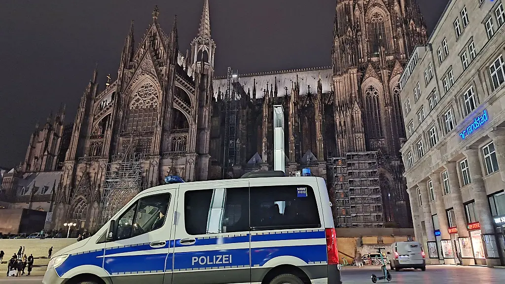 Ein-Einsatzfahrzeug-der-Polizei-steht-vor-dem-Dom