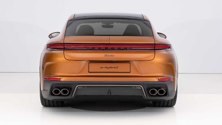 Ein durchgehendes Leuchtband hinten liegt im Trend, dem auch der Porsche Panamera folgt.
