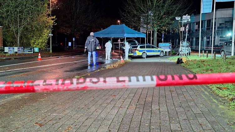 Der 25-Jährige soll zunächst in einem Wohnhaus randaliert haben, bevor er offenbar auf ein Auto und schließlich einen Beamten losging.