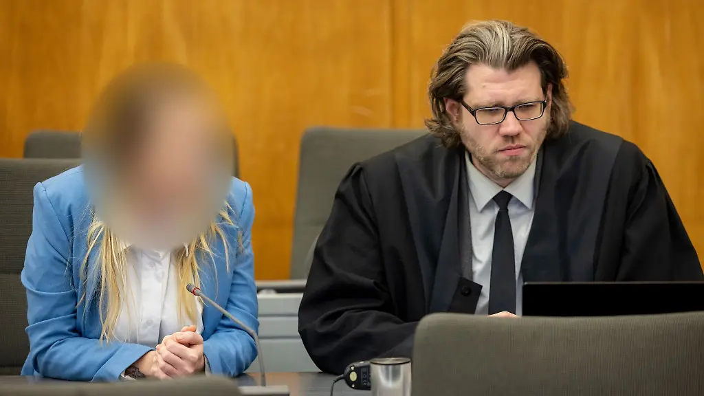 Die-Angeklagte-sitzt-neben-ihrem-Anwalt-David-Bleikamp-im-Gerichtssaal