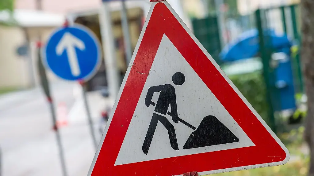 Ein-Schild-weist-auf-eine-Baustelle-hin