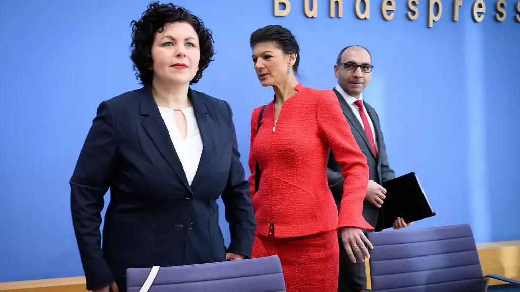 Sahra-Wagenknecht-M-steht-zusammen-mit-Amira-Mohamed-Ali-l-und-Shervin-Haghsheno-bei-der-Vorstellung-der-Partei-Buendnis-Sahra-Wagenknecht-fuer-Vernunft-und-Gerechtigkeit-BSW-in-der-Bundespressekonferenz
