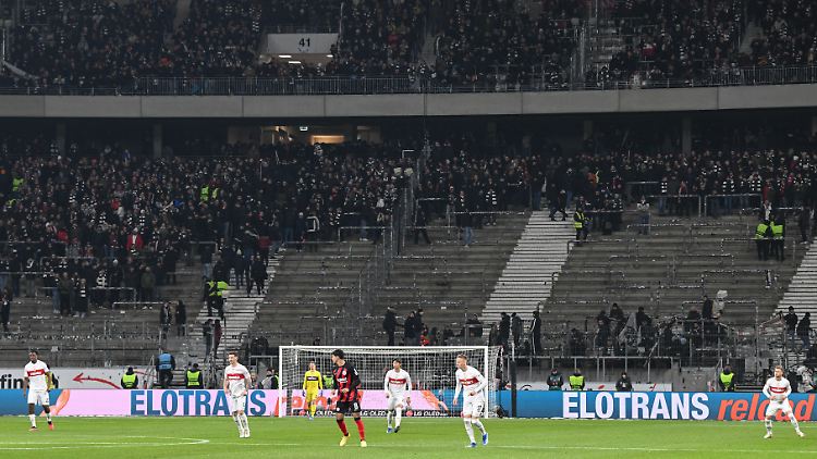 Aus Protest gegen die Polizei hatten die Fans sich nach der Auseinandersetzung aus dem Block begeben.
