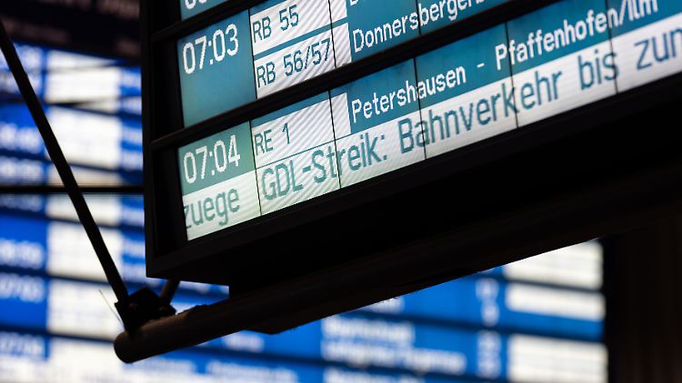 Der Hinweis auf einen Streik der GDL könnte Bahnreisende auch rund um Weihnachten ereilen.