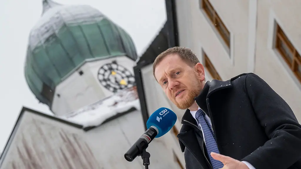 Michael-Kretschmer-CDU-Ministerpraesident-des-Freistaates-Sachsen-gibt-zum-Abschluss-der-Winterklausur-der-CSU-im-Bundestag-im-Kloster-Seeon-ein-Pressestatement-ab