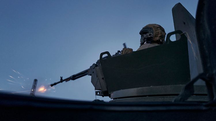 Ein ukrainischer Soldat während eines Gefechts in Awdijiwka.