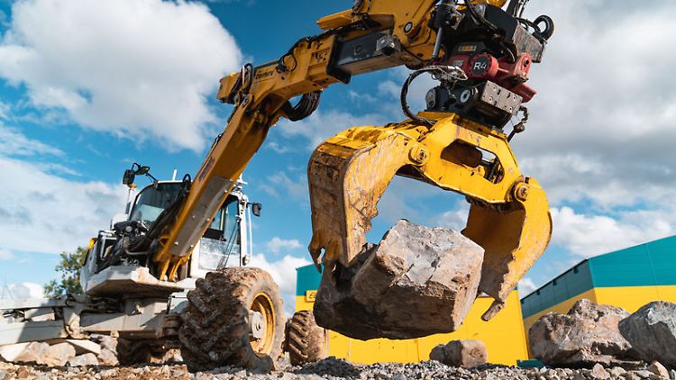 Der Bagger erfasst einen Felsblock vor dem Digitalisieren mit dem in der Kabine montierten LiDAR-Sensor.