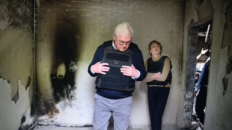 Frank-Walter Steinmeier und seine Frau Elke Büdenbender im zerstörten Haus der ermordeten Friedensaktivistin Vivian Silver