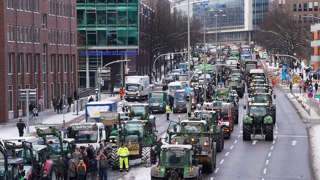 Traktoren-stehen-nach-einer-Sternfahrt-im-Rahmen-der-Aktionswoche-des-Bauernverbands-in-der-Innenstadt-Als-Reaktion-auf-die-Sparplaene-der-Bundesregie