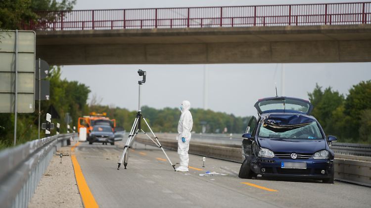 Der abgesperrte Unfallort im August 2022. Die beiden Insassen des Autos wurden lebensgefährlich verletzt. 