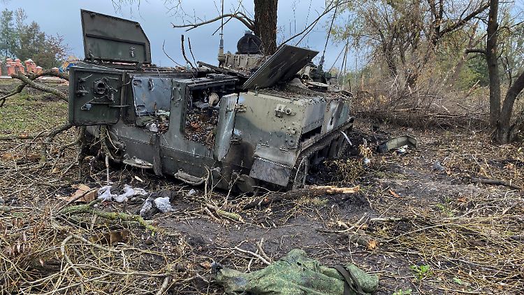 Ein zerstörter russischer Schützenpanzer in der Ukraine.