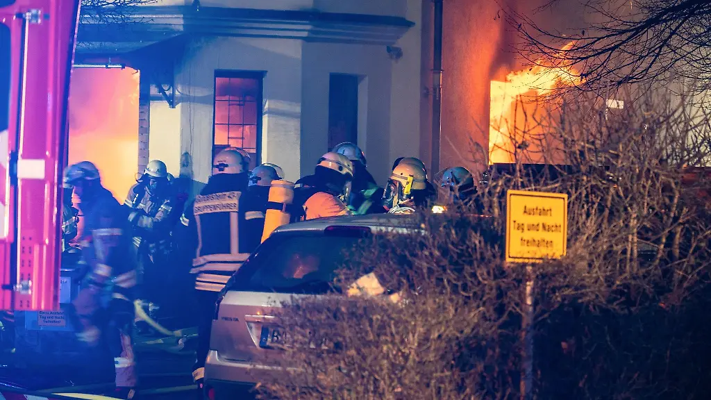 Flammen-lodern-aus-einem-Haus