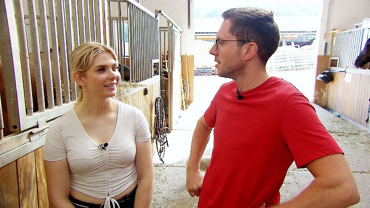 Hier springt der Funke nicht über: Pferdewirtin Carolin und Hofboy Lucas.