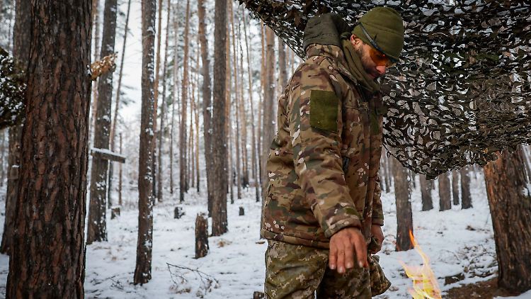 Die Soldaten können sich bei den eisigen Temperaturen an der Front nur schwer warm halten.