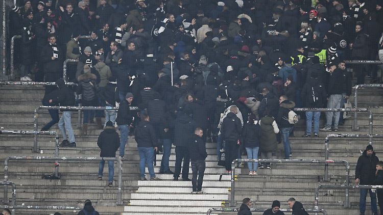 Beim Spiel Frankfurt gegen Stuttgart kam es zwischen der Polizei und Frankfurt-Fans zu Ausschreitungen.