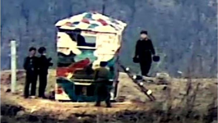 Das vom südkoreanischen Militär zur Verfügung gestellte Bild soll nordkoreanische Soldaten bei der Errichtung eines Wachpostens zeigen. 