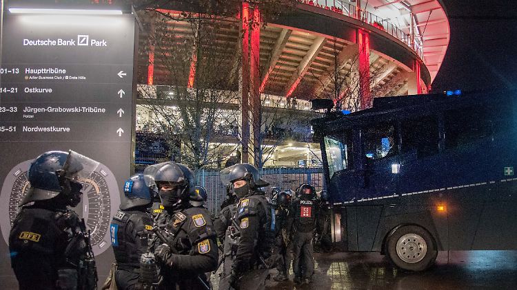Nach den Ausschreitungen vor der Nordwest Kurve rückt die Polizei mit Wasserwerfer im Waldstadion an.