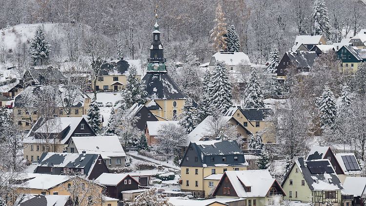Vorgeschmack auf den kommenden Winter? Das sächsische Seiffen ist bereits in Schnee gehüllt.