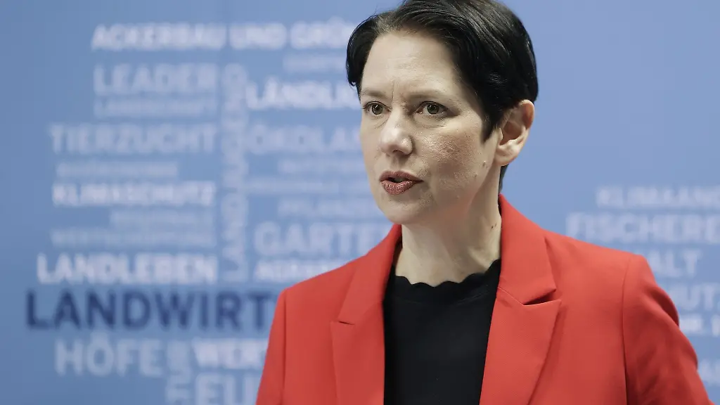 Silke-Gorissen-CDU-Nordrhein-Westfaelische-Landwirtschaftsministerin-spricht-bei-eine-Pressekonferenz-in-Duesseldorf