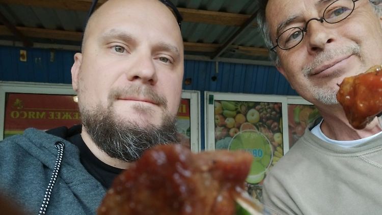 Mit Tölke nahe Mikolayiw schnell eine Portion Schaschlik essen - ein Hauch Normalität für Sergey.