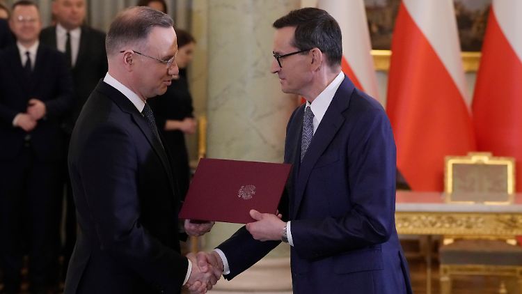 Reines Theater: Mateusz Morawiecki (r.) bleibt Polens Ministerpräsident, aber nicht mehr lange.