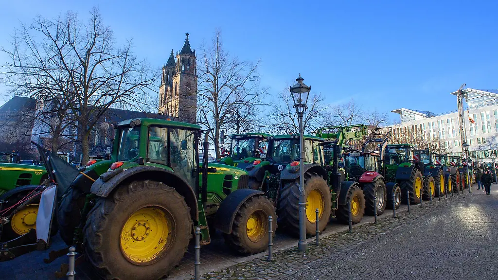 Traktoren-stehen-auf-dem-Domplatz-von-Magdeburg