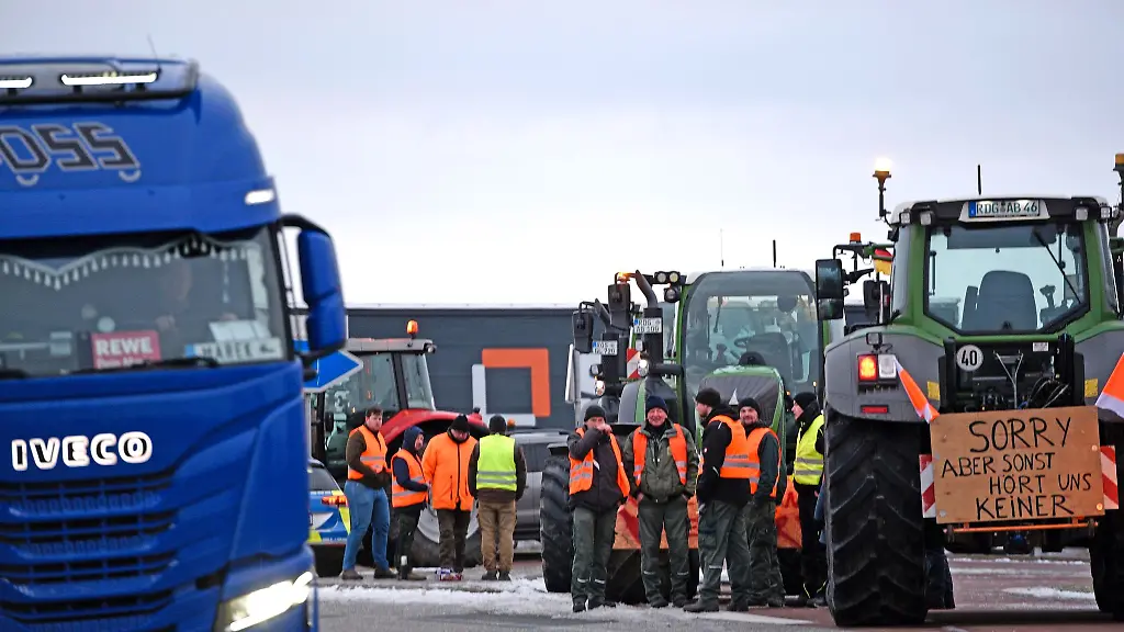 Landwirte-mit-Traktoren-versperren-die-Autobahnaufahrt-bei-Dummerstorf-zur-Bundesautobahn-A20-in-Mecklenburg-Vorpommern