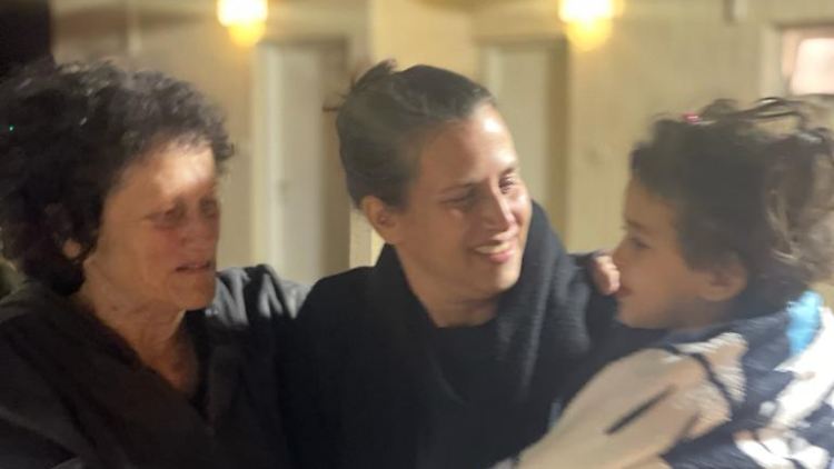 Avigail in den Armen ihrer Angehörigen. Die Familie postete das Bild nach ihrer Freilassung am Wochenende. 