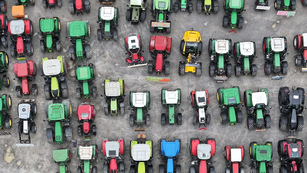 Bauern-haben-ihre-Traktoren-auf-einem-Platz-vor-der-Oberschwabenhalle-abgestellt