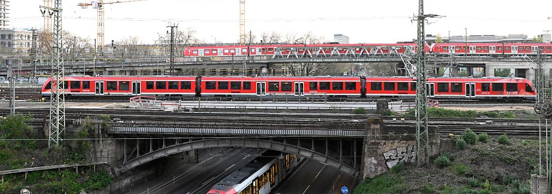 Eisenbahnbrücke am Deutzer Bahnhof in Köln.