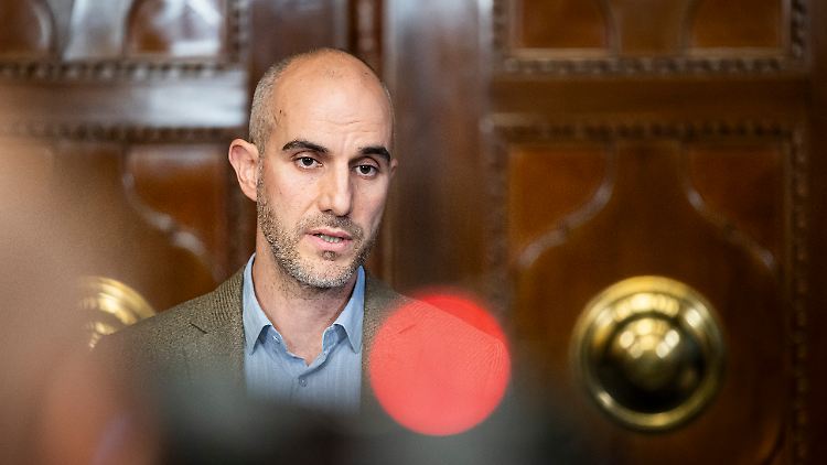 Steht nun ohne Mehrheit da: Hannovers Oberbürgermeister Onay zeigt sich überrascht und verärgert.