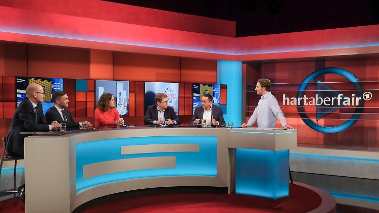Wo könnte man sparen? Die Runde bei "Hart aber fair" streitet auch über die vorzeitig beendeten Strom- und Gaspreisbremsen. 